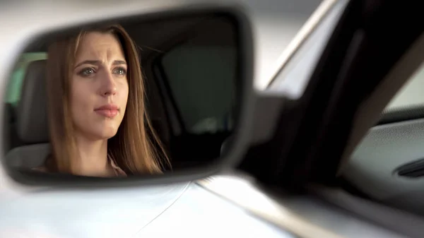 Piękna Kobieta Zdenerwowany Siedzi Samochód Płacz Break Smutek — Zdjęcie stockowe