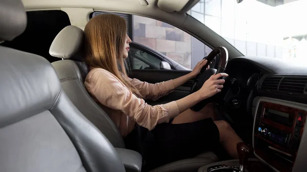 Senhora Sentada Carro Acabado Comprar Assento Motorista Confortável Feliz Com — Fotografia de Stock