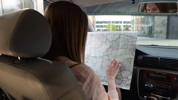 Empresária Sentada Carro Olhando Mapa Viagem Negócios Transporte — Fotografia de Stock