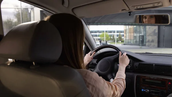 Motorista Feminina Sentada Carro Olhando Espelho Posando Para Câmera Visão — Fotografia de Stock