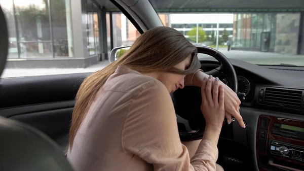 Müde Frau Lehnte Sich Ans Lenkrad Unaufmerksamer Fahrer Verkehrsverstoß — Stockfoto