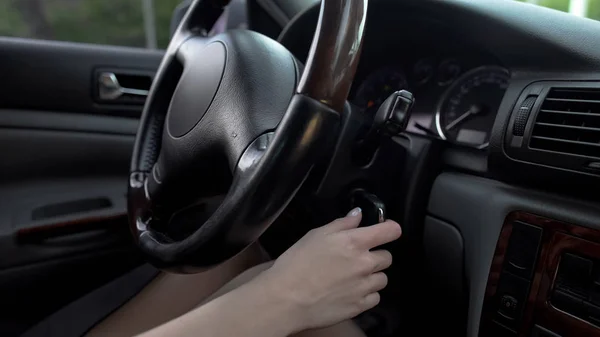 Рука Жінки Вставляє Ключ Запуску Двигуна Автомобіля Водійські Іспити Крупним — стокове фото