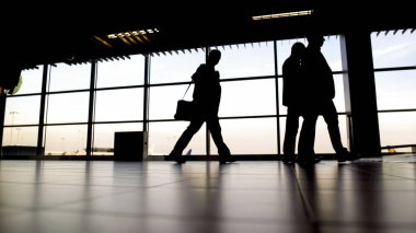 Alt görünümü yolcu ayak yürüyüş Havaalanı terminal, seyahat, tatil