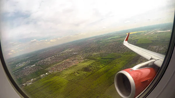 Pov Van Vlucht Passagier Zoek Venster Grond Lucht Vliegtuig Vleugel — Stockfoto