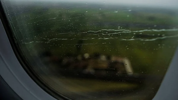 Yağmur Suyu Penceresinde Yolcu Uçak Acil Iniş Sahasında Yapma — Stok fotoğraf