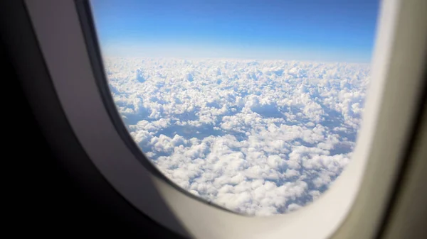 Pluizig Cloudscape Vanuit Vliegtuig Venster Prachtige Natuur Vakantiereis — Stockfoto