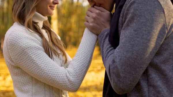 Dichter Küsst Hände Seiner Geliebten Frau Romantische Atmosphäre Herbstlichen Wald — Stockfoto