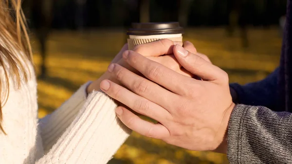 Älskare Värma Sina Frusna Händer Med Kopp Varmt Kaffe Datum — Stockfoto