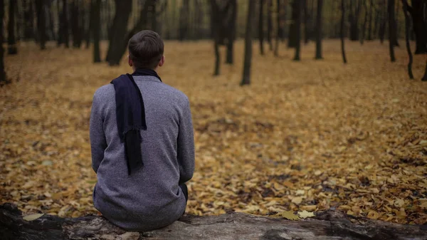 Muž Sedí Parku Sami Šedé Tóny Expresní Deprese Smutek Melancholie — Stock fotografie