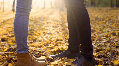 Çift aşk daimi sarı güneş, romantik duygular ile ışıklı bırakır