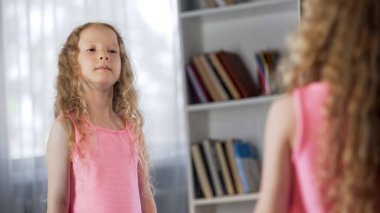 Yetişkin gibi davranmaya evde aynanın önünde poz çok güzel kız