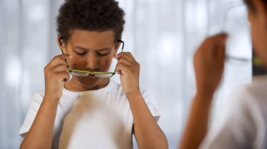 Afro-Amerikan çocuk gözlük koyarak görme sorunu, sağlık, optik