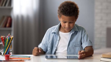 Tablet, eğitimde modern teknoloji online ders izlerken okul öğrenci