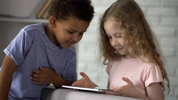 Μικρό Αγόρι Και Κορίτσι Βλέποντας Ταινία Στο Tablet Στο Νηπιαγωγείο — Φωτογραφία Αρχείου