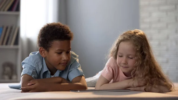 Amici Multirazziali Che Guardano Cartoni Animati Tablet Insieme Programma Educativo — Foto Stock