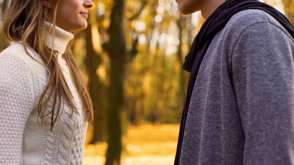 Jóvenes Amantes Que Miran Tiernamente Cita Romántica Bosque Otoño — Foto de Stock