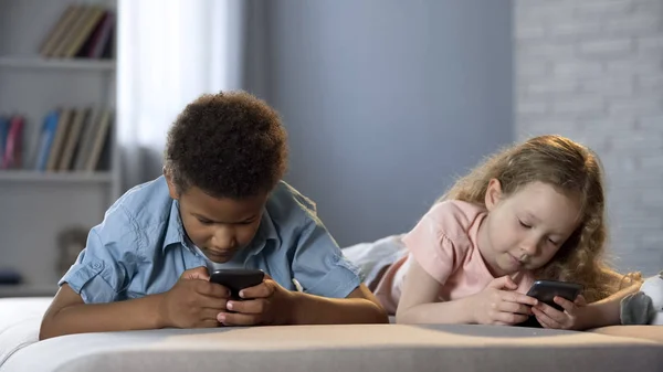 Jungen Und Mädchen Surfen Internet Smartphones Mangel Kommunikation Unterhaltung — Stockfoto
