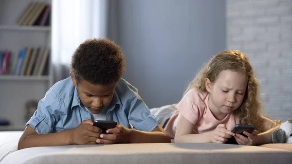 Niños Pequeños Adictos Los Teléfonos Móviles Jugando Juegos Con Caras — Foto de Stock