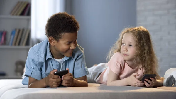 Boy Girl Looking Each Other Interest While Competing Mobile Game — Stock Photo, Image