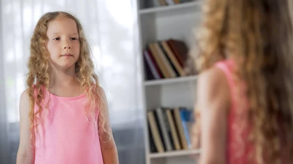 Χαριτωμένο Κορίτσι Σχολείο Ροζ Φόρεμα Στέκεται Μπροστά Από Καθρέφτη Παιδική — Φωτογραφία Αρχείου