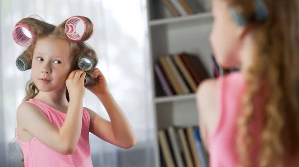Χαριτωμένο Κορίτσι Κάνει Μαλλιά Της Μπροστά Από Καθρέφτη Ακριβώς Όπως — Φωτογραφία Αρχείου
