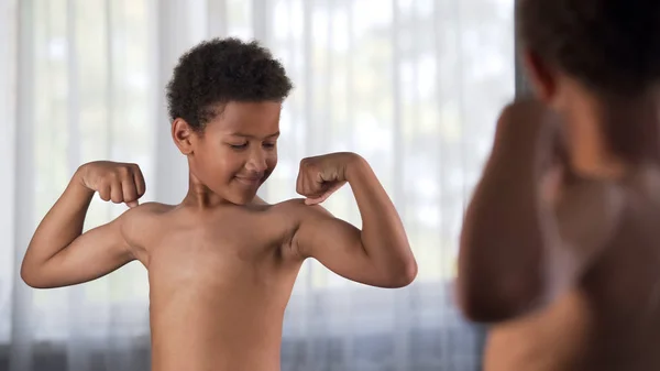 Lindo Chico Africano Mostrando Músculos Del Brazo Espejo Delantero Poder — Foto de Stock