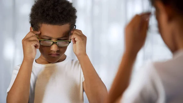 Trauriges Kind Beim Anprobieren Einer Brille Äußerliche Unsicherheit Weitsichtigkeit Gesundheit — Stockfoto
