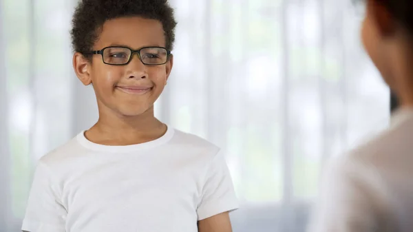 Leende Liten Pojke Bär Glasögon Nöjd Med Bra Syn Oftalmologi — Stockfoto