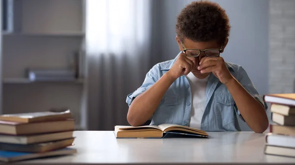 Niño Pequeño Frotando Cansado Los Ojos Lectura Activa Haciendo Mucha — Foto de Stock