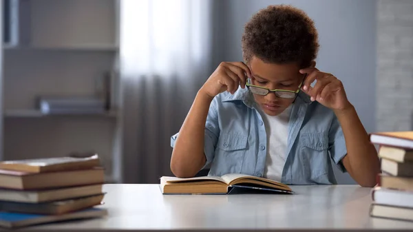 図書館で文献を読んで眼鏡オタク少年の集中学校生徒 — ストック写真