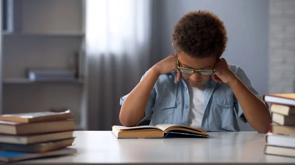 Chico Enfocado Aprendiendo Literatura Leyendo Libros Biblioteca Preparándose Para Examen — Foto de Stock