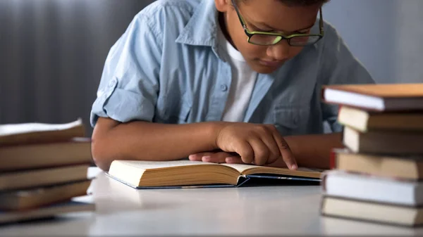 スマートなアフリカ系アメリカ人の少年の本を読んで 本の虫の子供 少しオタク — ストック写真