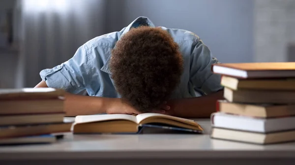 Niño Varón Durmiendo Mesa Cansado Leer Libros Haciendo Muchos Deberes —  Fotos de Stock