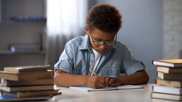 Rapaz Esperto Escrevendo Trabalhos Casa Seu Caderno Estudante Diligente — Fotografia de Stock