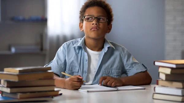 Afroamerikanischer Junge Denkt Über Schulaufsatz Nach Intelligentes Kind Macht Hausaufgaben — Stockfoto