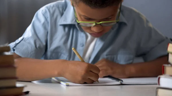 Uczeń Szkoły Podstawowej Pilnie Pisanie Listów Jego Notesie Kaligrafia — Zdjęcie stockowe