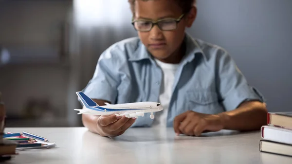 Çocuk Modern Havayolu Pilot Olma Uzak Ülkelere Uçan Hayal — Stok fotoğraf