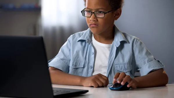 Fortgeschrittene Kind Sitzt Computer Alphabetisierungskurse Für Kinder Bildung — Stockfoto