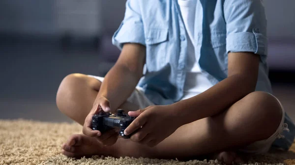 Niño Presionando Botones Joystick Que Controlan Carácter Consola Entretenimiento — Foto de Stock