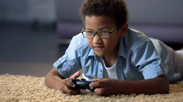 Afroamericano Niño Absorbedly Jugando Nueva Consola Videojuegos Actividad Hogar —  Fotos de Stock