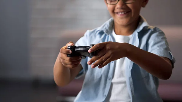 Criança Feliz Alegre Rindo Jogando Novo Console Jogo Pela Primeira — Fotografia de Stock