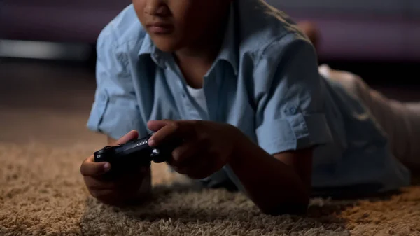 Παιδί Ίδιος Διασκέδαση Παίζοντας Βιντεοπαιχνίδια Στην Κονσόλα Εικονική Εξάρτηση — Φωτογραφία Αρχείου