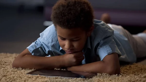 Niño Viendo Vídeo Tableta Aburrido Casa Ocio Mal Organizado Para — Foto de Stock