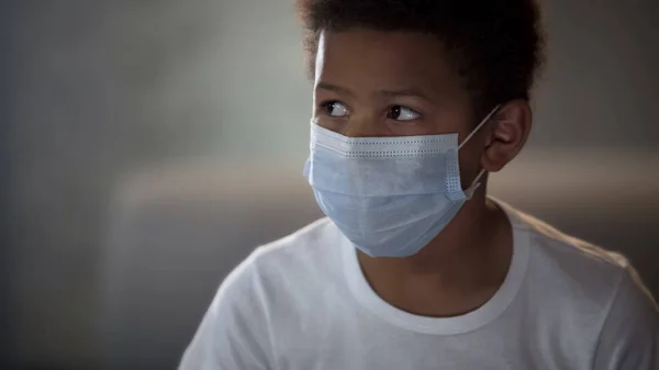 Criança Africana Camisa Branca Usando Máscara Protetora Paciente Hospitalar Remédio — Fotografia de Stock