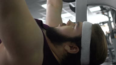 Büyük çaba, zayıf kasları ile obez adam kaldırma halter kilo kaybı eğitim