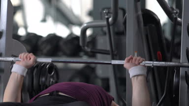 Duygu terleme obez adam spor salonu halter egzersiz, egzersiz rutin sonra yorgun