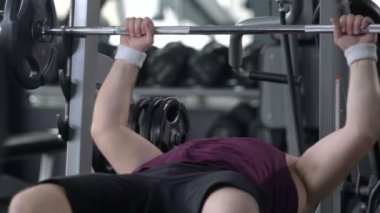 Maksatlı şişman adam yalan spor salonu, kilo kaybı motivasyon, spor halter kaldırma