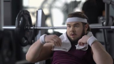 Kilolu erkek içme suyu sonra jimnastik salonu iş, spor sonuçtan memnun