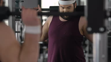 Şişman adam halter çabayla spor salonu, fitness egzersiz, kilo kaybı arzu