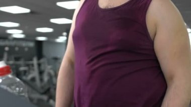 Tombul adam yürüyüş koşu parkuru, spor salonunda koşu bandına ısınma terleme